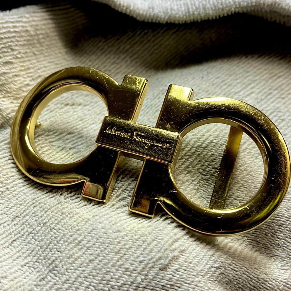 Men’s one size gold Ferragamo belt buckle.